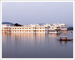 udaipur-lake-rajasthan-tour